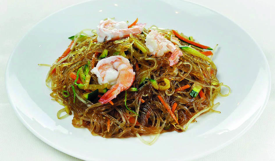 Spaghetti di soia con gamberi e verdure